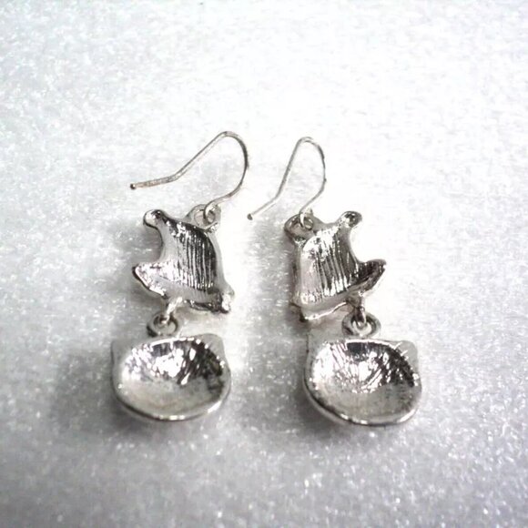 Dangle Earrings Cat Heads w/ Santa Hats On Fish Hook Wires Christmas Holiday NEW - Picture 2 of 2